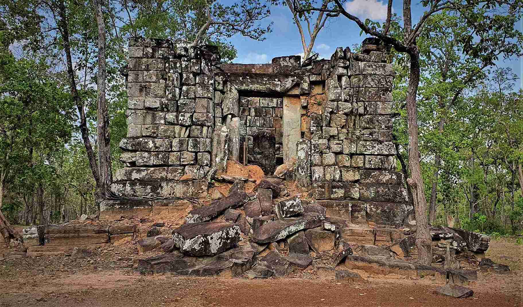 Prasat Thneong, viewed from west