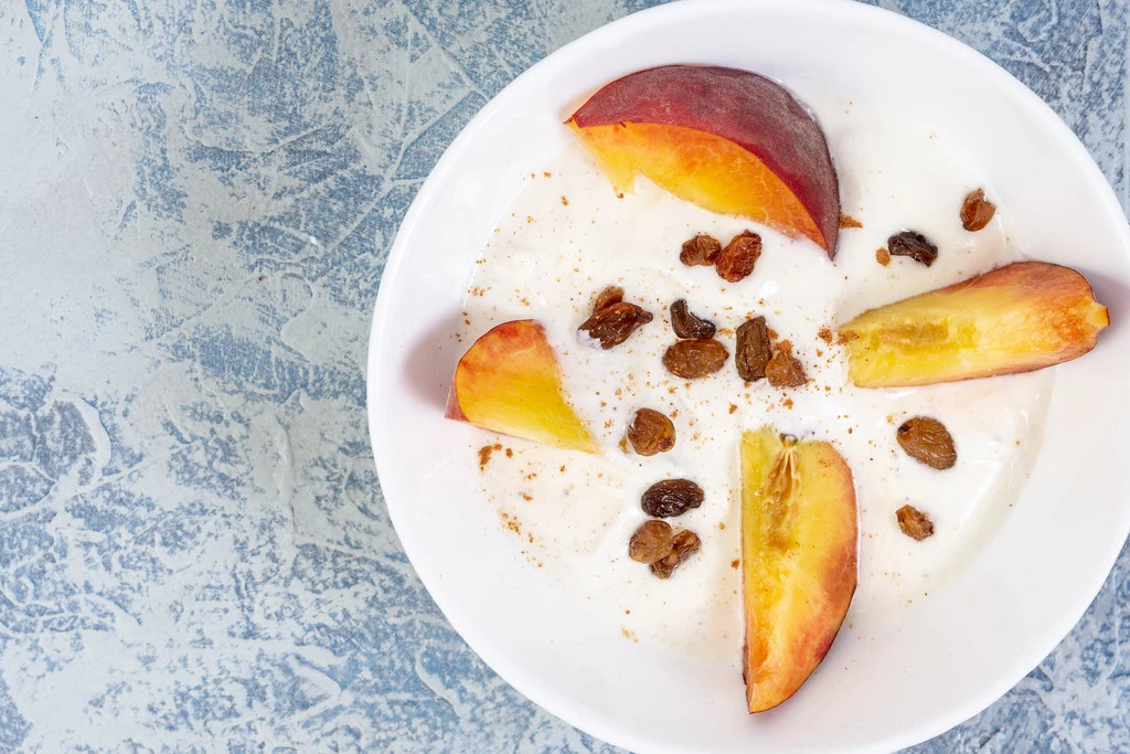 Greek Yogurt with Sliced Peaches and Raisins